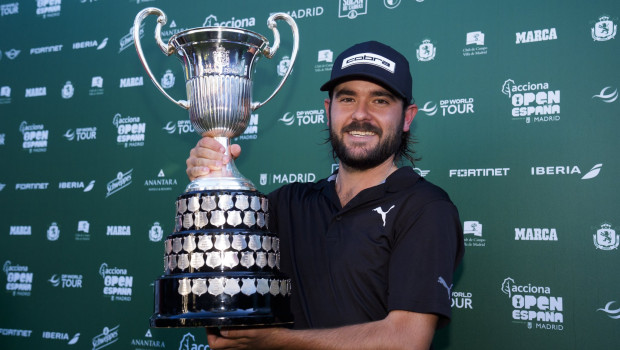 Ángel Hidalgo posa con la copa de campeón del Open de España de golf