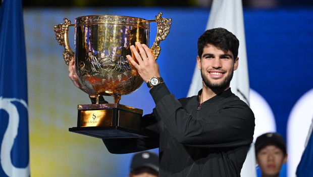 Carlos Alcaraz posa con la copa de campeón del ATP 500 de Pekín