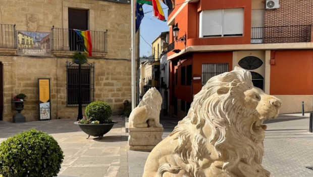 El Ayuntamiento de Rus, decorado con la bandera LGTBI