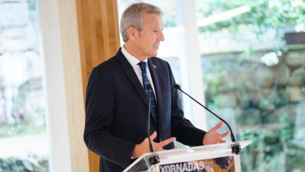 El presidente de la Xunta, Alfonso Rueda, interviene en la apertura de las jornadas 'Cuestión de litoral' organizadas por la Universidad de Vigo