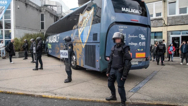 Policías protegen el autobús del Málaga en La Coruña