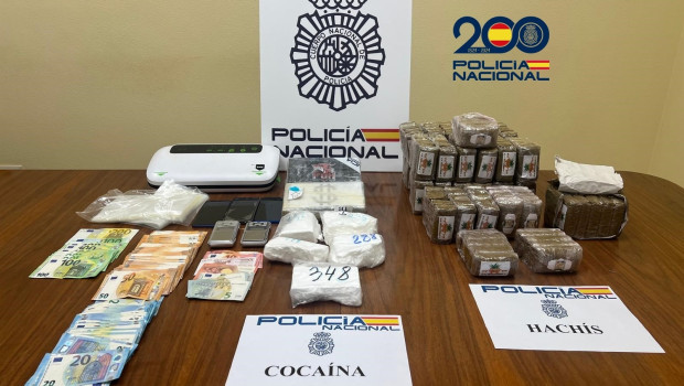 Imagen de la droga y el dinero encontrado en los registros en Orense