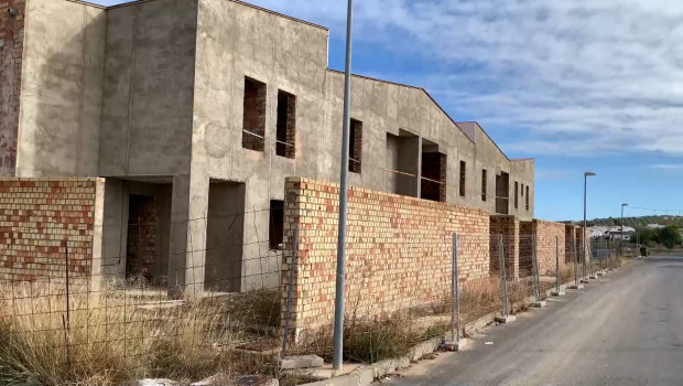 Imagen de los adosados de dos plantas en construcción  - EFE