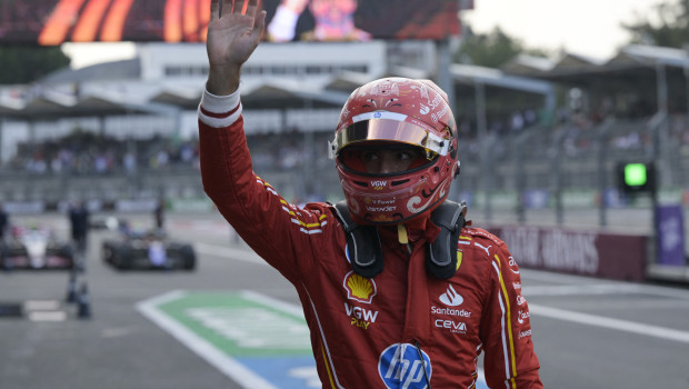 Carlos Sainz celebra la pole conseguida en el GP de México