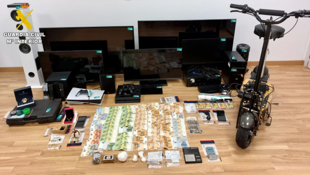 Material requisado por la Guardia Civil en la operación antidroga en Ordes (La Coruña)