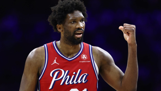 Joel Embiid amenazó a un periodista que había hablado de su difunto hermano en una columna de opinión