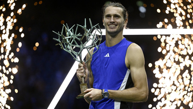 Alexander Zverev posa con el trofeo de campeón del Masters 1000 de París-Bercy