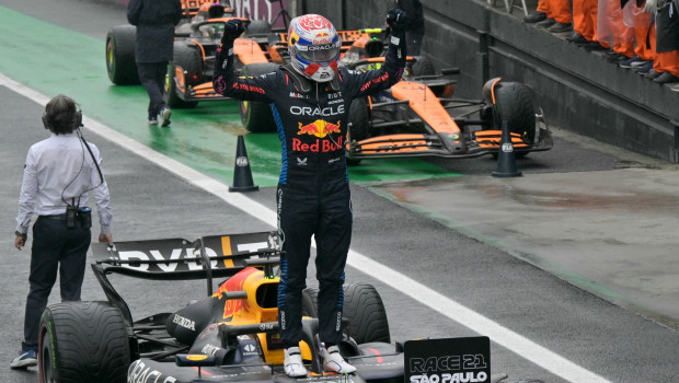 Max Verstappen celebra la victoria en el GP de Brasil tras salir en 17ª posición