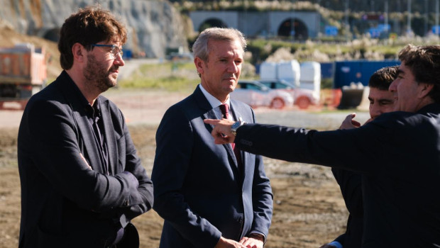 El alcalde de Arteixo, Carlos Calvelo (PP), junto al presidente de la Xunta, Alfonso Rueda, en el acto celebrado en Langosteira