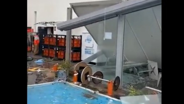 Un tornado derriba la terraza de una gasolinera de Mijas en cuestión de segundos