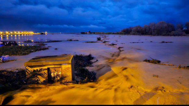 El desbordamiento del río Vélez en su desembocadura ha obligado al desalojo de dos cámpines y un núcleo chabolista de Torre del Mar, en el municipio de Vélez-Málaga. EFE/Enrique Bermúdez