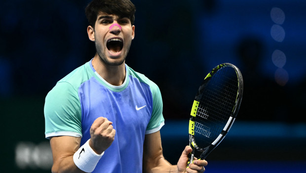 Carlos Alcaraz celebra la victoria en la segunda jornada de las ATP Finals frente a Rublev.