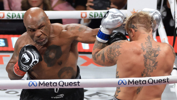 Mike Tyson y Jake Paul durante el combate en Netflix en el AT&T Stadium, Texas