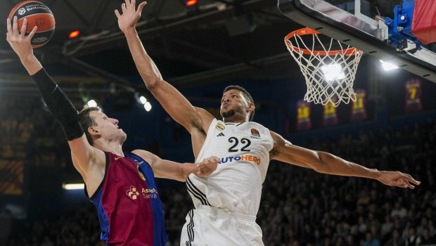 El pívot checo del Barça Jan Veselý lanza a canasta defendido por Edy Tavares