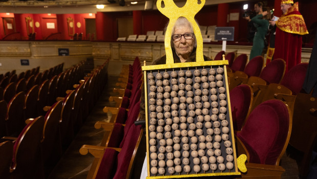 Manoli con un disfraz antes de la celebración del Sorteo Extraordinario de la Lotería de Navidad 2024, en el Teatro Real