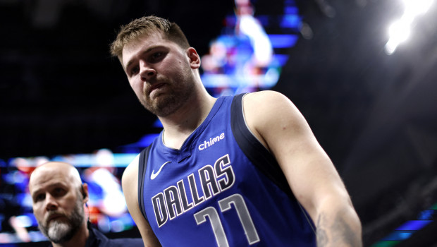 Luka Doncic se fue del American Airlines Center en muletas