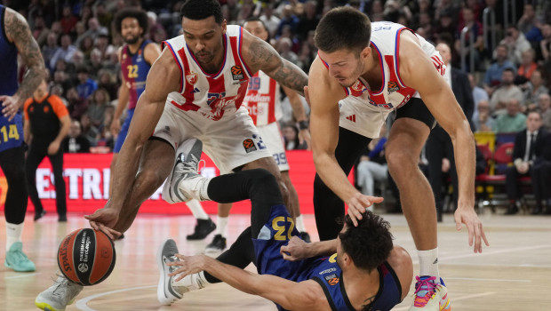 El base del Barcelona 'Raulzinho' Neto pelea un balón con Joel Bolomboy y Filip Petrusev