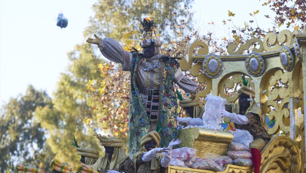 Detalle del Rey Baltasar durante la cabalgata de SSMM Los Reyes Magos, a 5 de enero de 2023 en Sevilla (Andalucía, España)