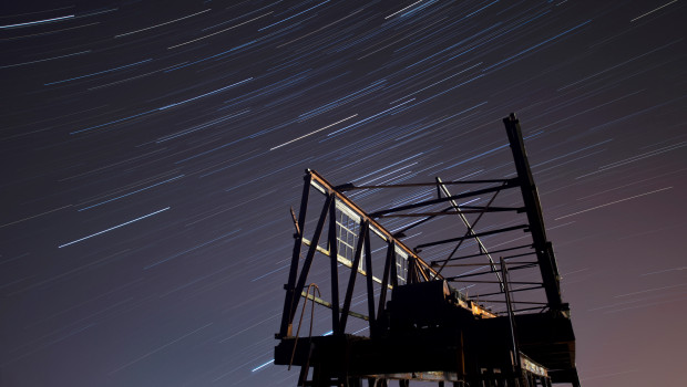 Vista de una de las Cuadrántidas producidas por el asteroide 2003 EH1, la lluvia de estrellas fugaces que inaugura el calendario astronómico de 2018, y que se dejaron ver la noche del 3 al 4 de enero sobre la ermita de San Esteban, en la localidad cántabra de Comillas. EFE/ Pedro Puente Hoyos