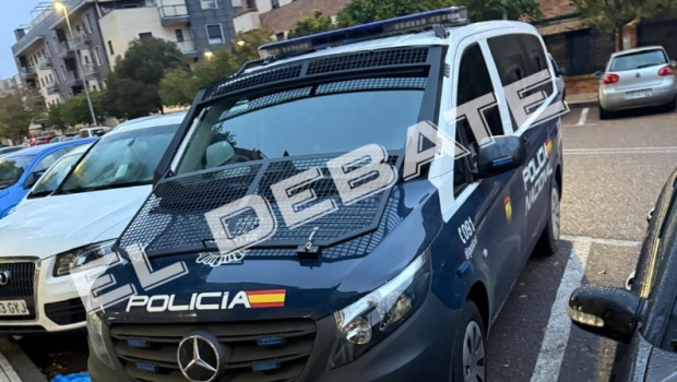 Un furgón de la Policía Nacional en la puerta de loz Juzgados de Badajoz