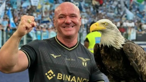 Juan Bernabé en una imagen de archivo con Olympia, el águila de la Lazio