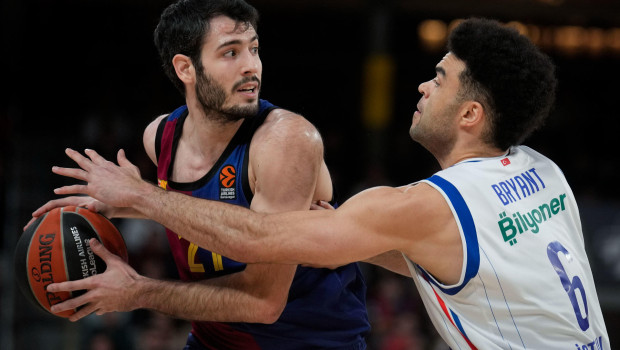 El alero del Barça Álex Abrines protege un balón ante Elijah Bryant, del Anadolu Efes