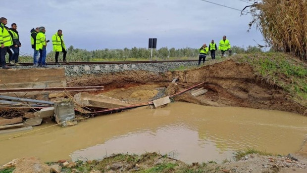 Daños en la línea ferroviaria Sevilla-Huelva provocados por la lluvia de la borrasca Garoé

REMITIDA / HANDOUT por MINISTERIO DE TRANSPORTES
Fotografía remitida a medios de comunicación exclusivamente para ilustrar la noticia a la que hace referencia la imagen, y citando la procedencia de la imagen en la firma
22/1/2025