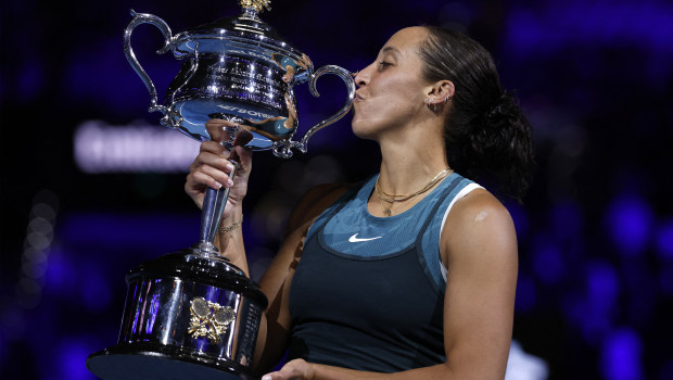 Madison Keys besa la copa de campeona del Open de Australia