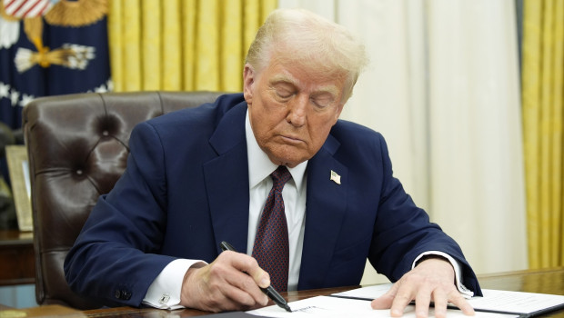 El presidente de los Estados Unidos, Donald J. Trump, firma órdenes ejecutivas en el Despacho Oval de la Casa Blanca