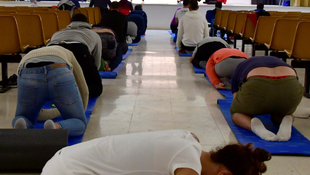 Los internos de la cárcel de El Acebuche en Almería, durante la clase de yoga impartida, cada viernes, por los voluntarios de la asociación ‘Yoga Raíz ONG’