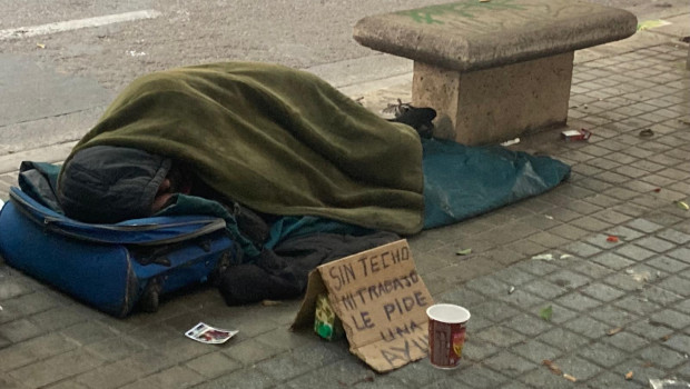 Un vagabundo pidiendo en la calle