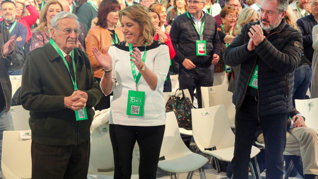 ARMILLA (GRANADA), 22/02/2025.- Carlos San Juan (i), exsecretario general del PSOE-A, junto a la exsecretaria general del PSOE andaluz Susana Díaz y su sucesor y líder saliente, Juan Espadas (d), durante el XV Congreso Regional del partido que se celebra este sábado en Armilla (Granada). EFE/Pepe Torres