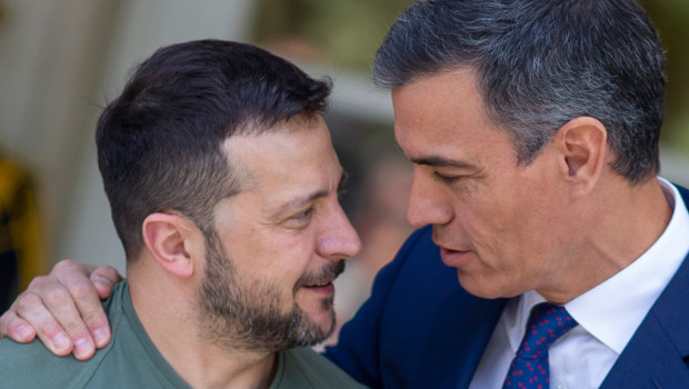 El presidente de Ucrania, Volodímir Zelenski, junto al presidente del Gobierno de España, Pedro Sánchez