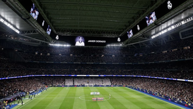 Imagen del minuto de silencio que se guardó en el Bernabéu por Javier Dorado