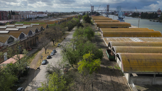 Sevilla, que cuenta con el único puerto marítimo de interior de España, ha emprendido el camino para 'conquistar', transformar e integrar 400.000 metros cuadrados junto al Guadalquivir en un nuevo distrito urbano portuario, capaz de combinar historia, patrimonio, emprendimiento, ocio, cultura, turismo y gastronomía, una iniciativa culminada con éxito en ciudades como Lisboa o Hamburgo. EFE/Jose Manuel Vidal