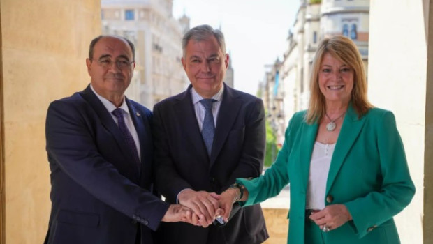 José Luis Sanz (alcalde de Sevilla) recibe a Rogério Bacalhau (presidente de la Cámara Municipal de Faro) y Pilar Miranda (alcaldesa de Huelva)