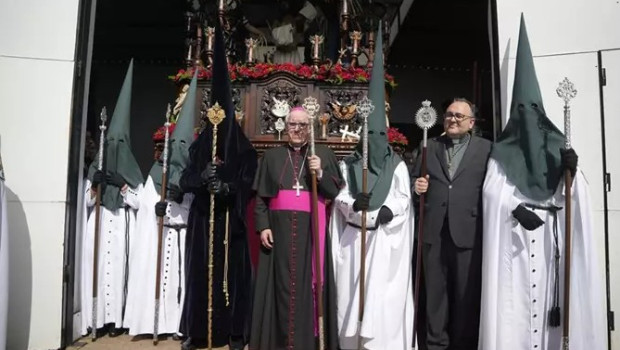 Primera estación de penitencia celebrada con nazarenos de la hermandad: historia de esta popular barriada sevillana