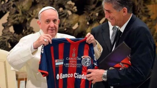 El Papa Francisco posa con la camiseta de San Lorenzo de Almagro en una imagen de archivo