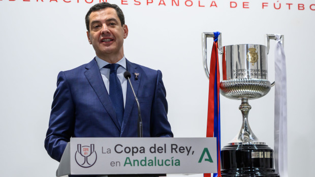 El presidente de la Junta de Andalucía, Juanma Moreno, interviene en la sala del Palacio de San Telmo donde la Copa del Rey de Fútbol quedará expuesta al público hasta el sábado.
