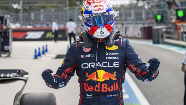 Max Verstappen celebra su reciente paternidad con una nueva 'pole' en Miami tras una sesión clasificatoria impecable