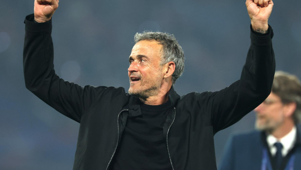 Luis Enrique celebra con los aficionados del PSG el pase a la final de Champions