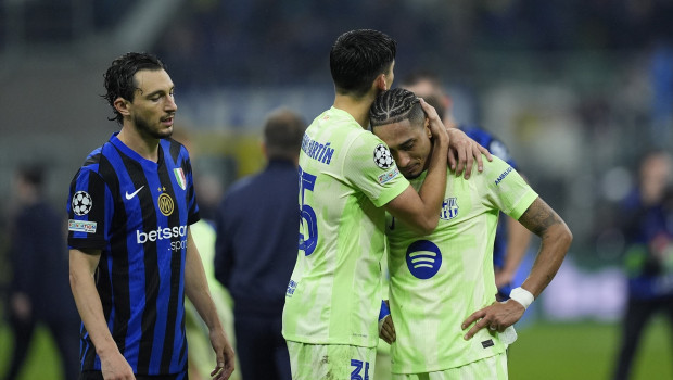 Gerard Martín consuela a Raphinha tras perder ante el Inter en Champions