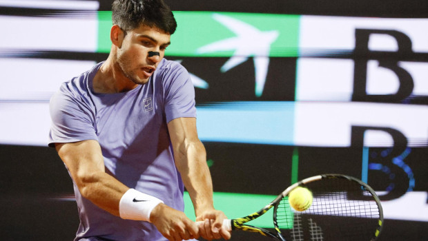 Carlos Alcaraz durante su partido frente a Laslo Djere en el Masters 1.000 de Roma