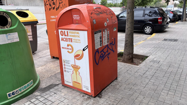 Contenedor naranja para reciclar aceite en Valencia.