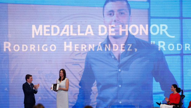 Almeida entrega la medalla de san isidro a la madre de Rodri en su representación
