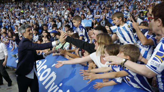 Imanol Alguacil (i) se despide de la afición de la Real Sociedad