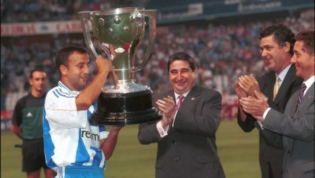 Fran González levanta el título de Liga que consiguió el Deportivo de la Coruña en el año 2000