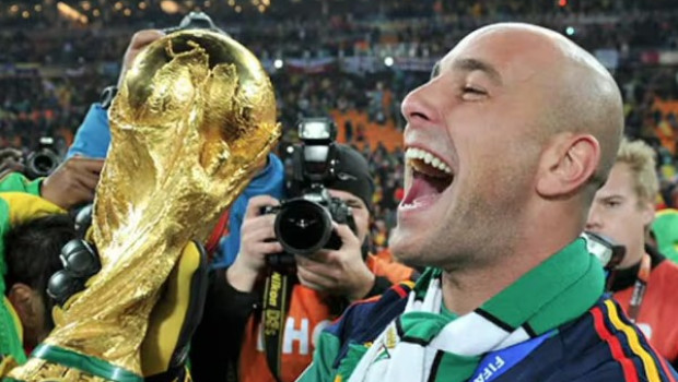 Pepe Reina levantando el trofeo de Campeón del Mundo con la selección española en 2010