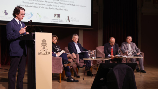 El expresidente del Gobierno español José María Aznar (i), el expresidente argentino Mauricio Macri (c) y el mexicano Felipe Calderón (2d) participan en el 'Foro libertad y democracia' celebrado este miércoles en el Ateneo de Madrid