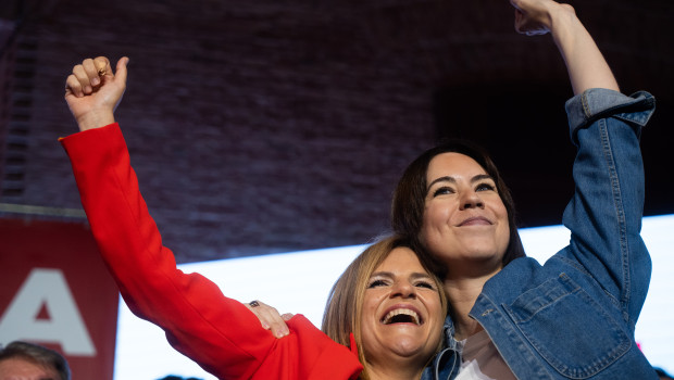 La secretaria general del PSOE de Valencia, Pilar Bernabé y la secretaria general del PSPV-PSOE, Diana Morant, este sábado en Valencia.